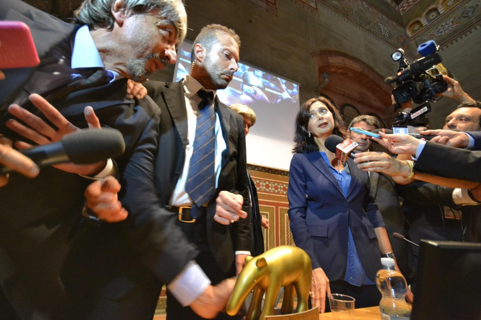 Laura Boldrini Tapiro d’Oro di Striscia: Valerio Staffelli cacciato (foto e video)
