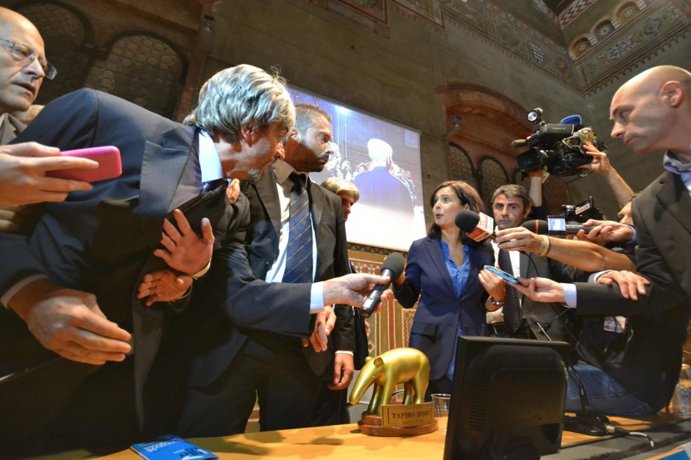 Laura Boldrini Tapiro d’Oro di Striscia: Valerio Staffelli cacciato (foto e video)