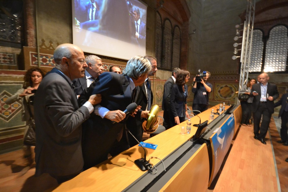 Laura Boldrini Tapiro d’Oro di Striscia: Valerio Staffelli cacciato (foto e video)