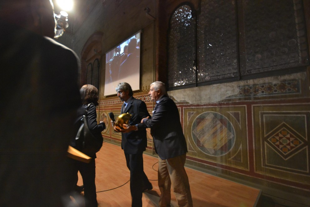 Laura Boldrini Tapiro d’Oro di Striscia: Valerio Staffelli cacciato (foto e video)