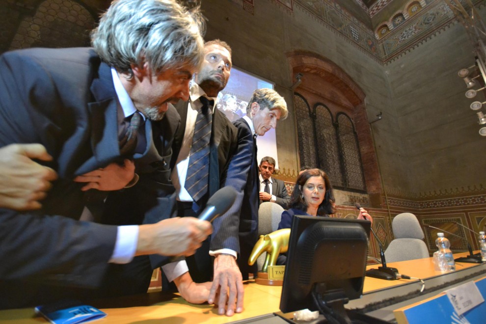 Laura Boldrini Tapiro d’Oro di Striscia: Valerio Staffelli cacciato (foto e video)