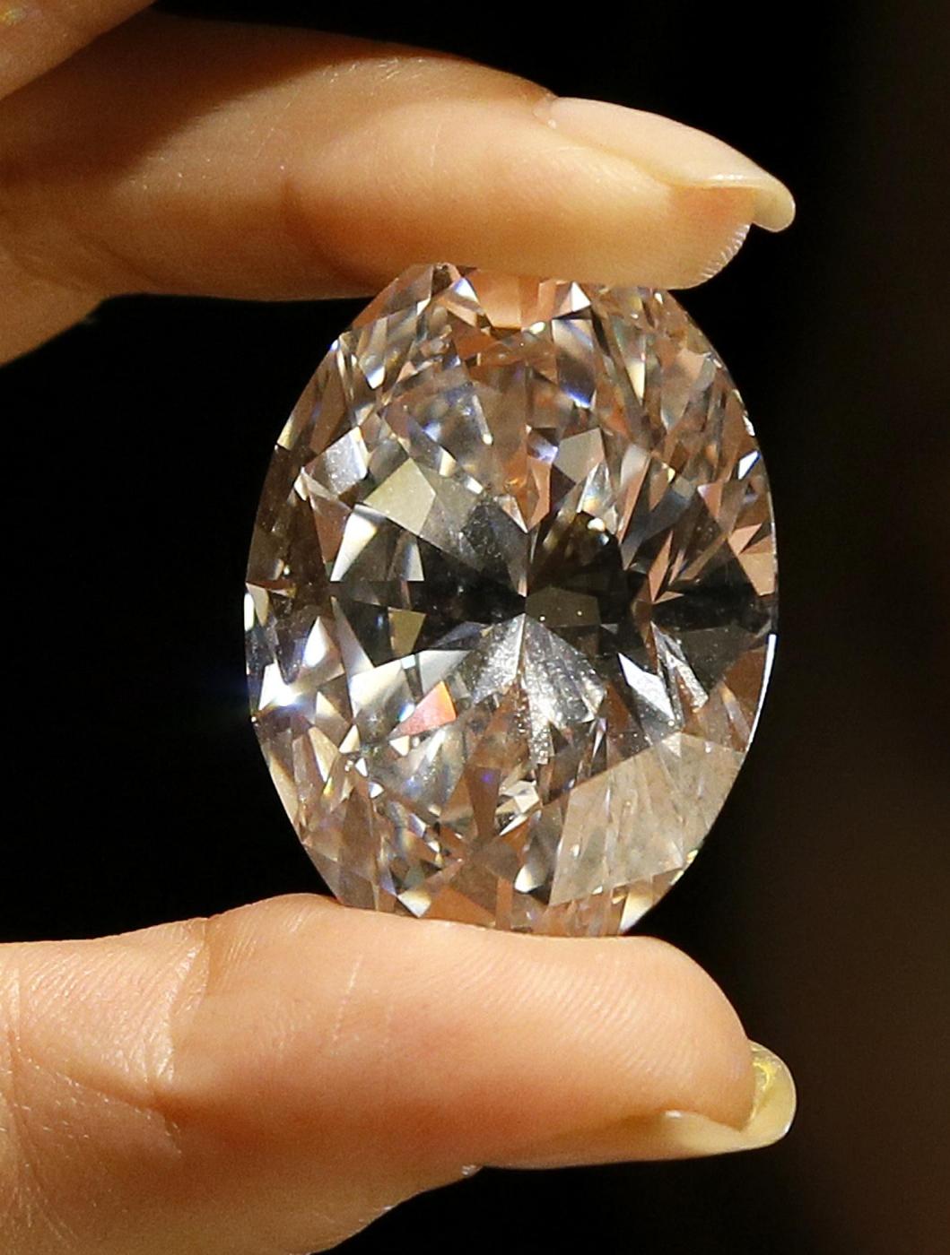 All'asta il grande diamante puro di forma ovale03