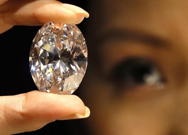 All'asta il grande diamante puro di forma ovale02