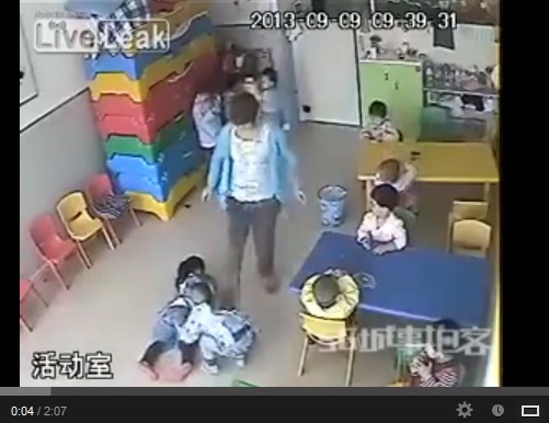 Cina: bambini presi a calci all'asilo dalle maestre. Video shock