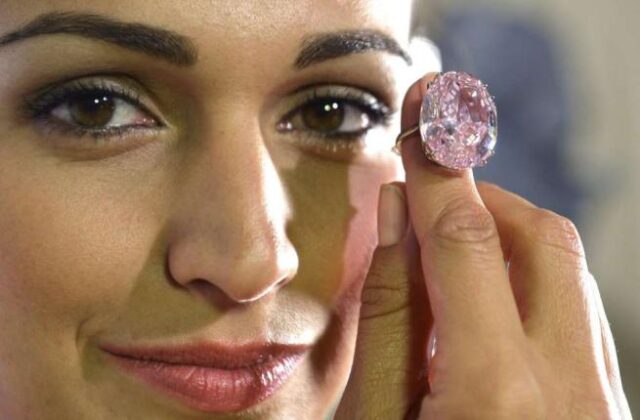 Diamante rosa da 60 mln di dollari all'asta da Sotherby's01