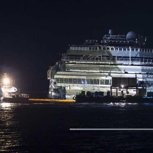 Costa Concordia in posizione verticale: missione compiuta, nave in asse