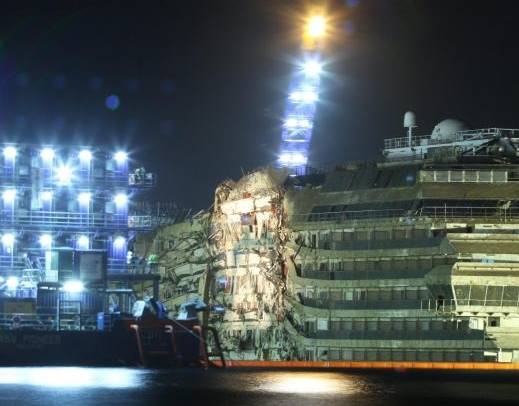 Costa Concordia in posizione verticale: missione compiuta, nave in asse