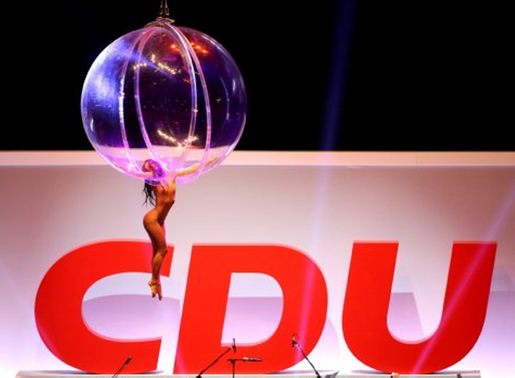 Germania, la ballerina nuda che si esibisce per Angela Merkel 01