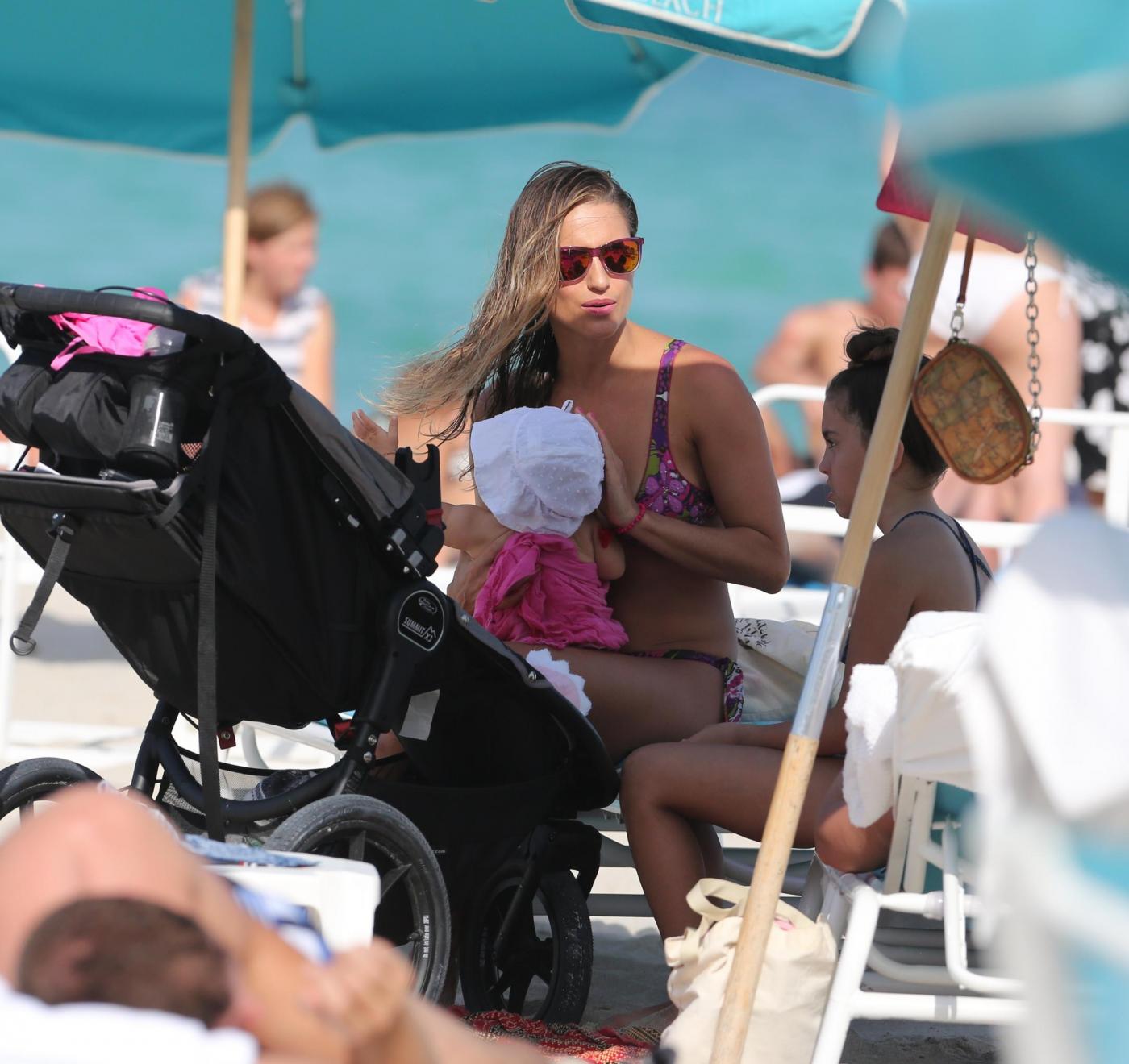 Lola Ponce in spiaggia a Miami con la piccola Erin04