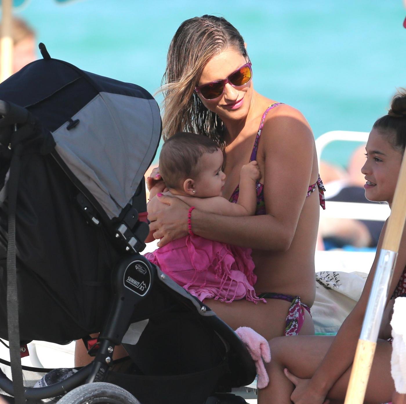 Lola Ponce in spiaggia a Miami con la piccola Erin03