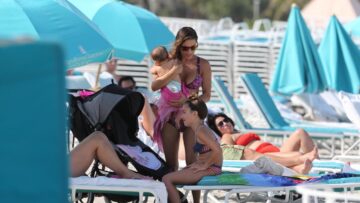 Lola Ponce in spiaggia a Miami con la piccola Erin02