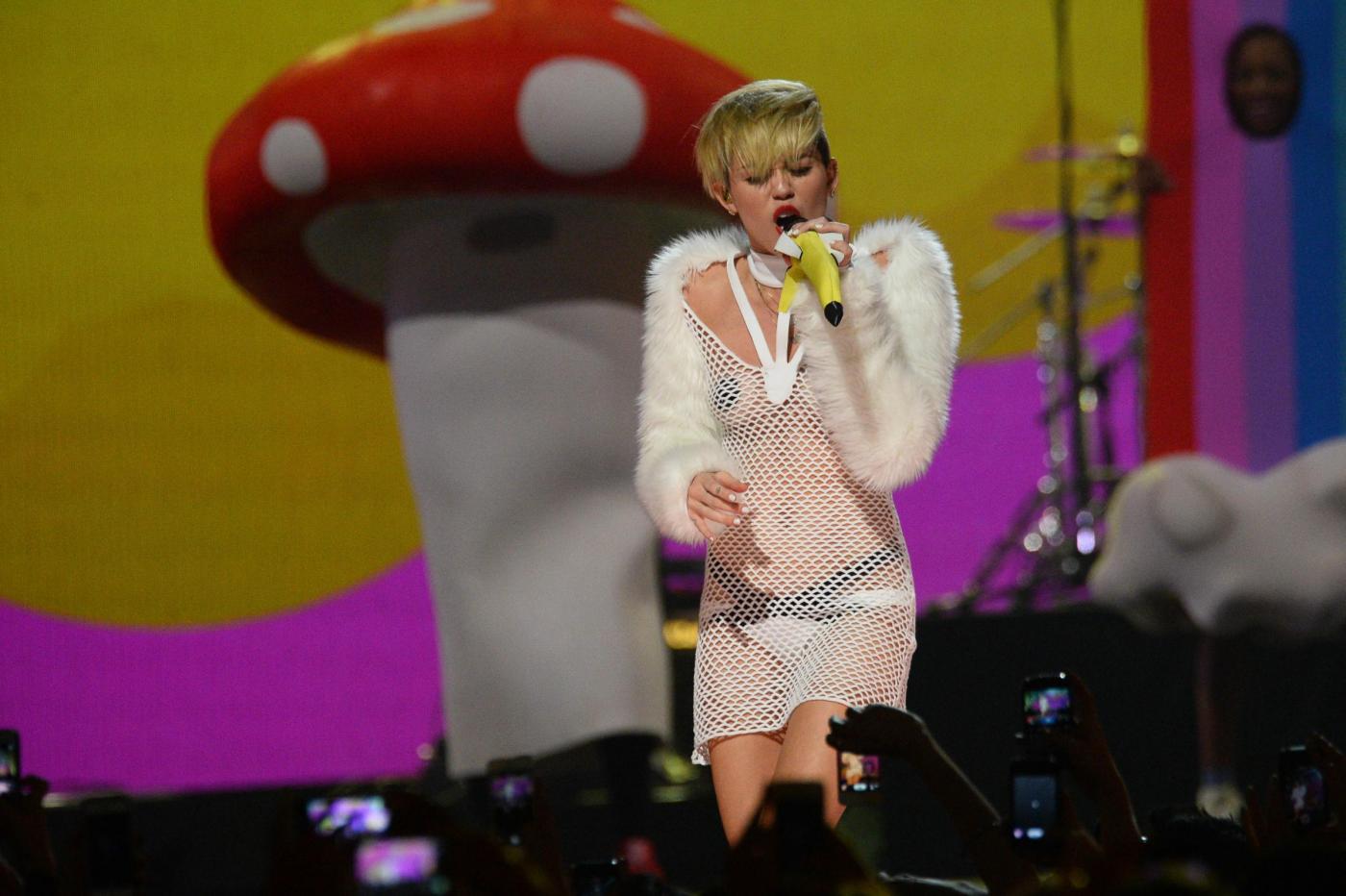 Miley Cyrus quasi nuda tanga, capezzoli incerottati e microfono-banana01
