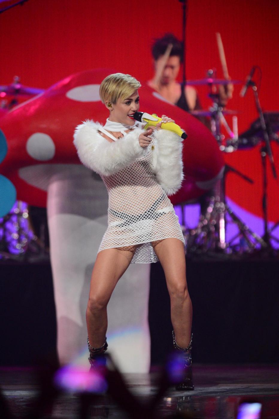 Miley Cyrus quasi nuda tanga, capezzoli incerottati e microfono-banana02