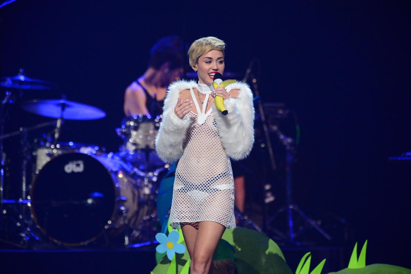 Miley Cyrus quasi nuda tanga, capezzoli incerottati e microfono-banana07