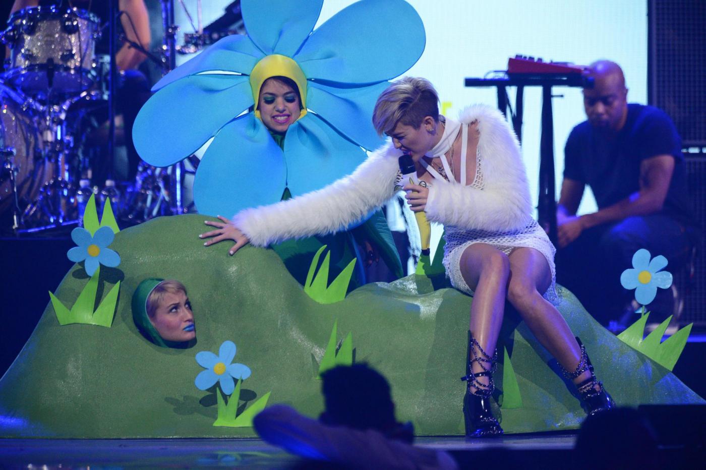 Miley Cyrus quasi nuda tanga, capezzoli incerottati e microfono-banana08