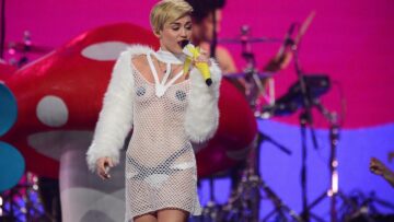 Miley Cyrus quasi nuda tanga, capezzoli incerottati e microfono-banana09