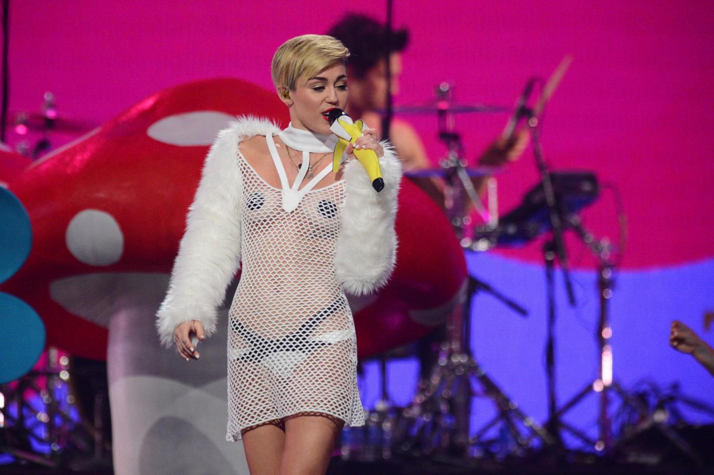 Miley Cyrus quasi nuda tanga, capezzoli incerottati e microfono-banana09