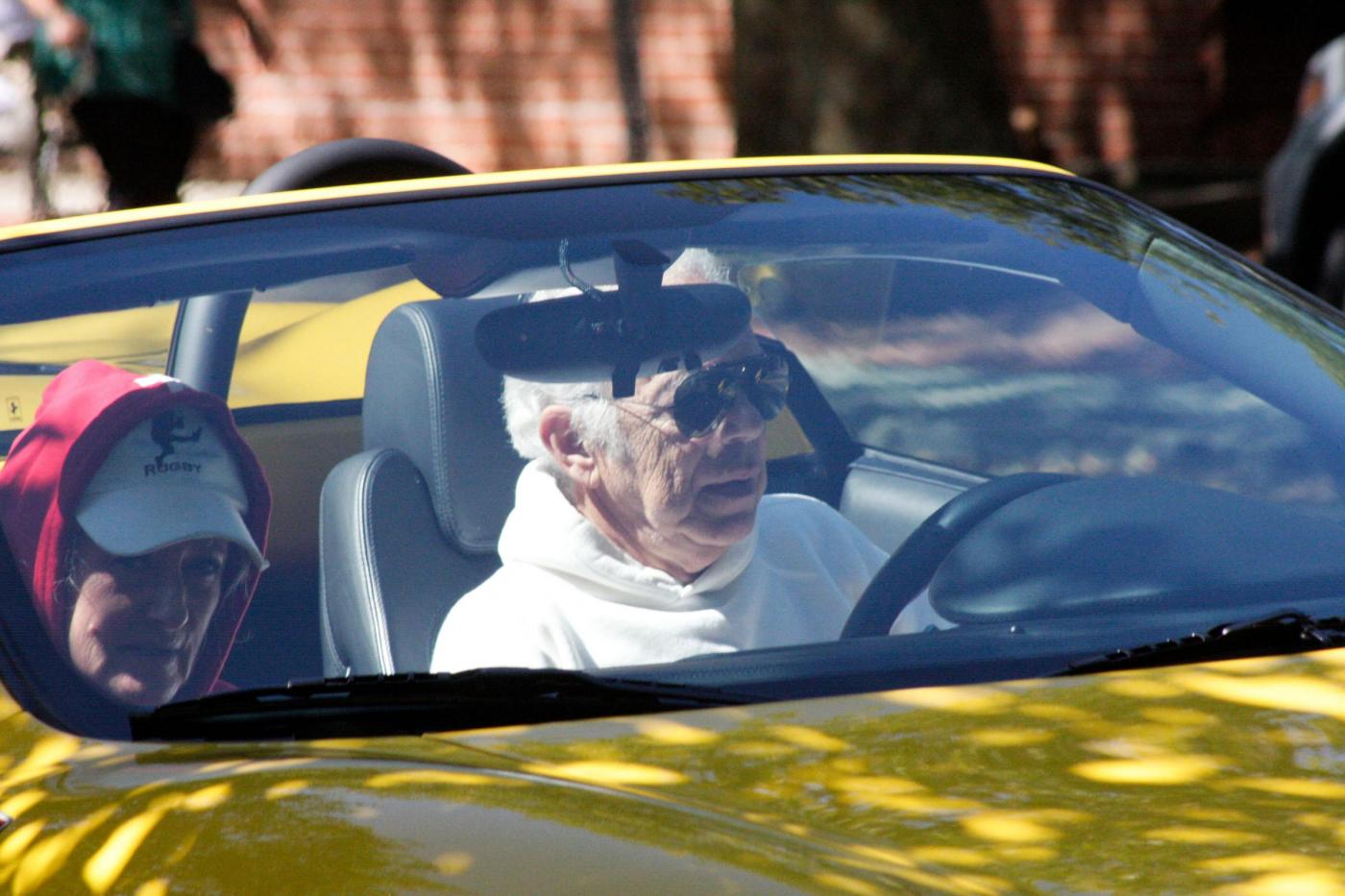 New York, Ralph Lauren va a prendere un caffè con la sua Ferrari gialla05