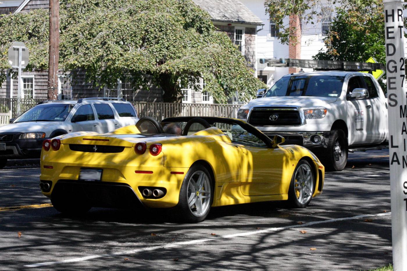 New York, Ralph Lauren va a prendere un caffè con la sua Ferrari gialla03