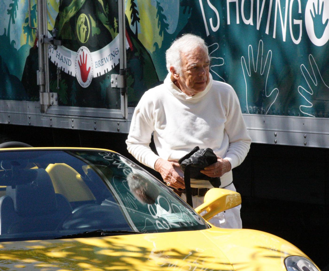 New York, Ralph Lauren va a prendere un caffè con la sua Ferrari gialla092