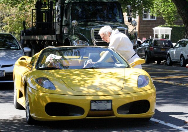New York, Ralph Lauren va a prendere un caffè con la sua Ferrari gialla01