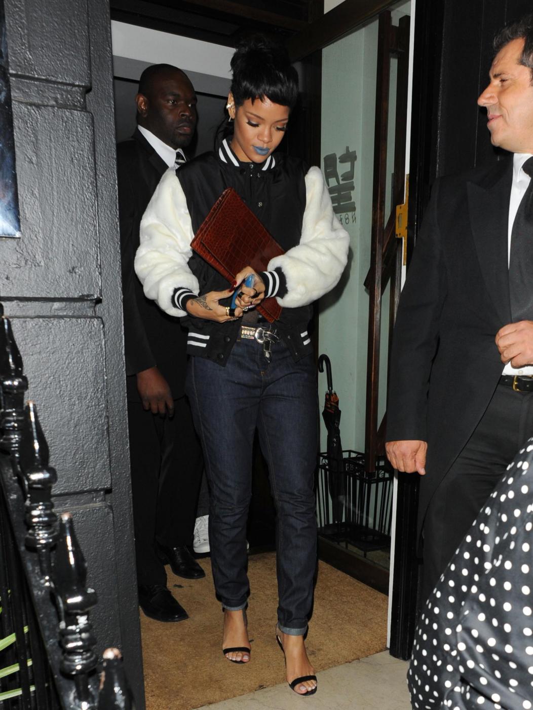 Rihanna presenta la collezione ispirata allo "urban street wear" 03
