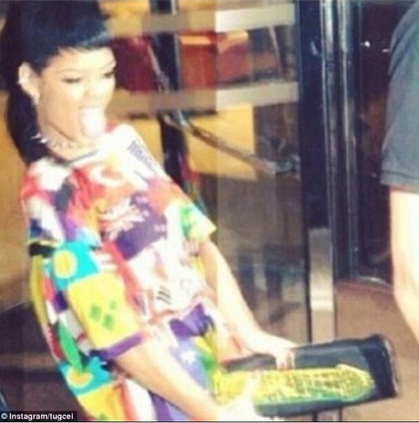 Rihanna colta in "fallo": pochette a forma di pene