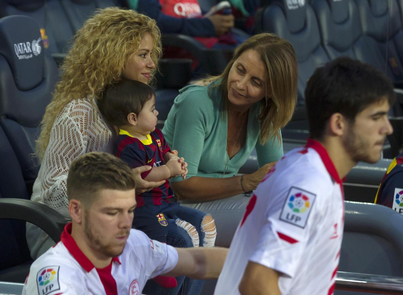 Shakira allo stadio con Milan: papa Gerard è in campo01