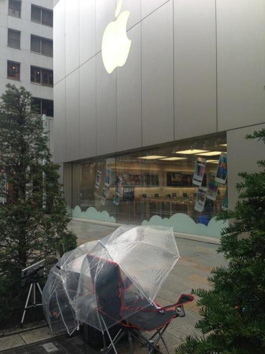 Tokyo, in fila per l’iPhone dieci giorni prima03