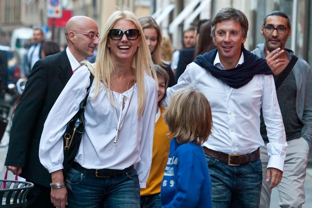 Valeria Mazza, shopping a Milano con Alejandro Gravier e figli 02