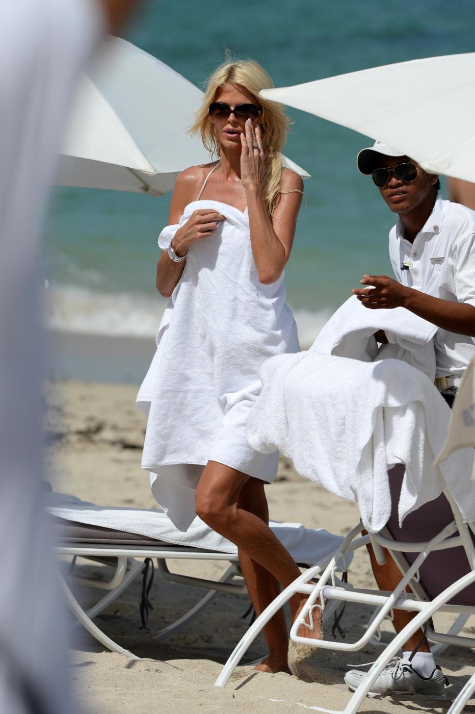 Victoria Silvstedt in bikini bianco sulla spiaggia di Miami05