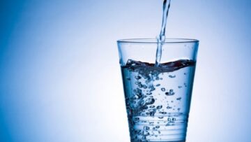 Acqua, gli italiani ne bevono troppo poco: meno di 1 lito al giorno