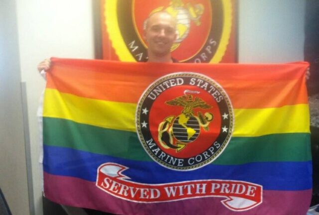 Usa, militare gay si congeda: i commilitoni gli regalano la bandiera arcobaleno