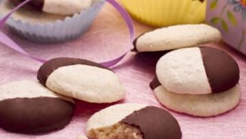 Ricette di dolci: biscotti al cocco ricoperti di cioccolato