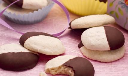 Ricette di dolci: biscotti al cocco ricoperti di cioccolato