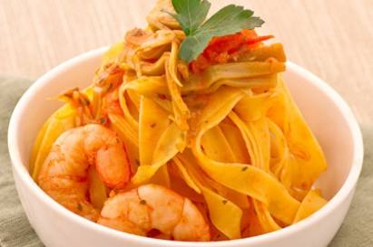 Ricette di primi: fettuccine con carciofi e code di gambero