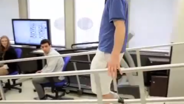 La prima gamba bionica impiantata ad un giovane di Chicago
