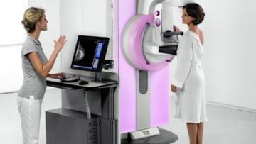 Tumore al seno, studio Harvard: "Mammografia anche prima dei 50 anni"