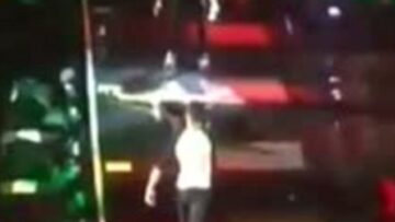Louis Tomlinson dei One Direction scivola sul palco