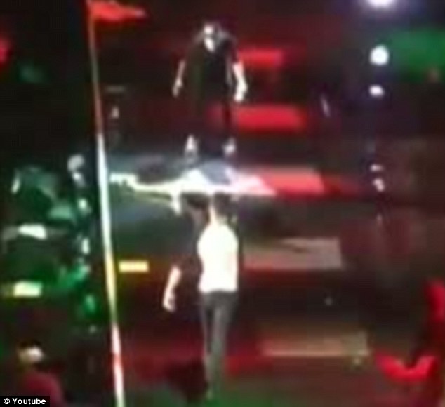 Louis Tomlinson dei One Direction scivola sul palco