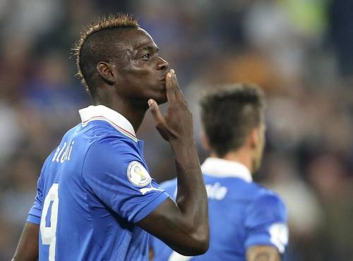 Mario Balotelli e Fanny Neguesha, che amore: baci dal campo