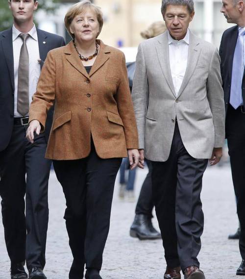 Angela Merkel e quel suo look studiato e strategico. Altro che "trasandata"...