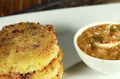 Tortine di patate con salsa d'arachidi