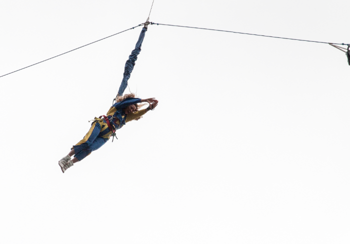 Beyoncè coraggiosa ad Auckland si lancia con il base jumping 02