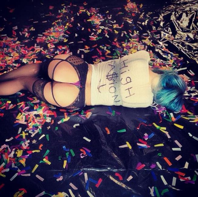 Kesha sfila Miley Cyrus: foto sexy e lato B su Instagram