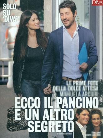 Emozionata, felice, vive la gravidanza circondata dall'affetto di tutta la sua famiglia. Manuela Arcuri, in attesa di un bambino dal compagno Giovanni Di Gianfrancesco, è al settimo cielo. Per l'ecografia effettuata in una clinica della Capitale, ha voluto che il fratello Sergio e la “suocera”, oltre a Giovanni fossero con lei per condividere questa gioia, come mostrano le foto di Diva e Donna.