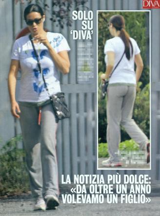 Emozionata, felice, vive la gravidanza circondata dall'affetto di tutta la sua famiglia. Manuela Arcuri, in attesa di un bambino dal compagno Giovanni Di Gianfrancesco, è al settimo cielo. Per l'ecografia effettuata in una clinica della Capitale, ha voluto che il fratello Sergio e la “suocera”, oltre a Giovanni fossero con lei per condividere questa gioia, come mostrano le foto di Diva e Donna.