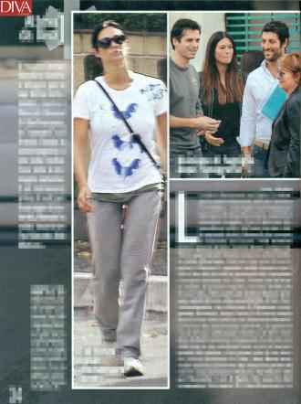 Emozionata, felice, vive la gravidanza circondata dall'affetto di tutta la sua famiglia. Manuela Arcuri, in attesa di un bambino dal compagno Giovanni Di Gianfrancesco, è al settimo cielo. Per l'ecografia effettuata in una clinica della Capitale, ha voluto che il fratello Sergio e la “suocera”, oltre a Giovanni fossero con lei per condividere questa gioia, come mostrano le foto di Diva e Donna.