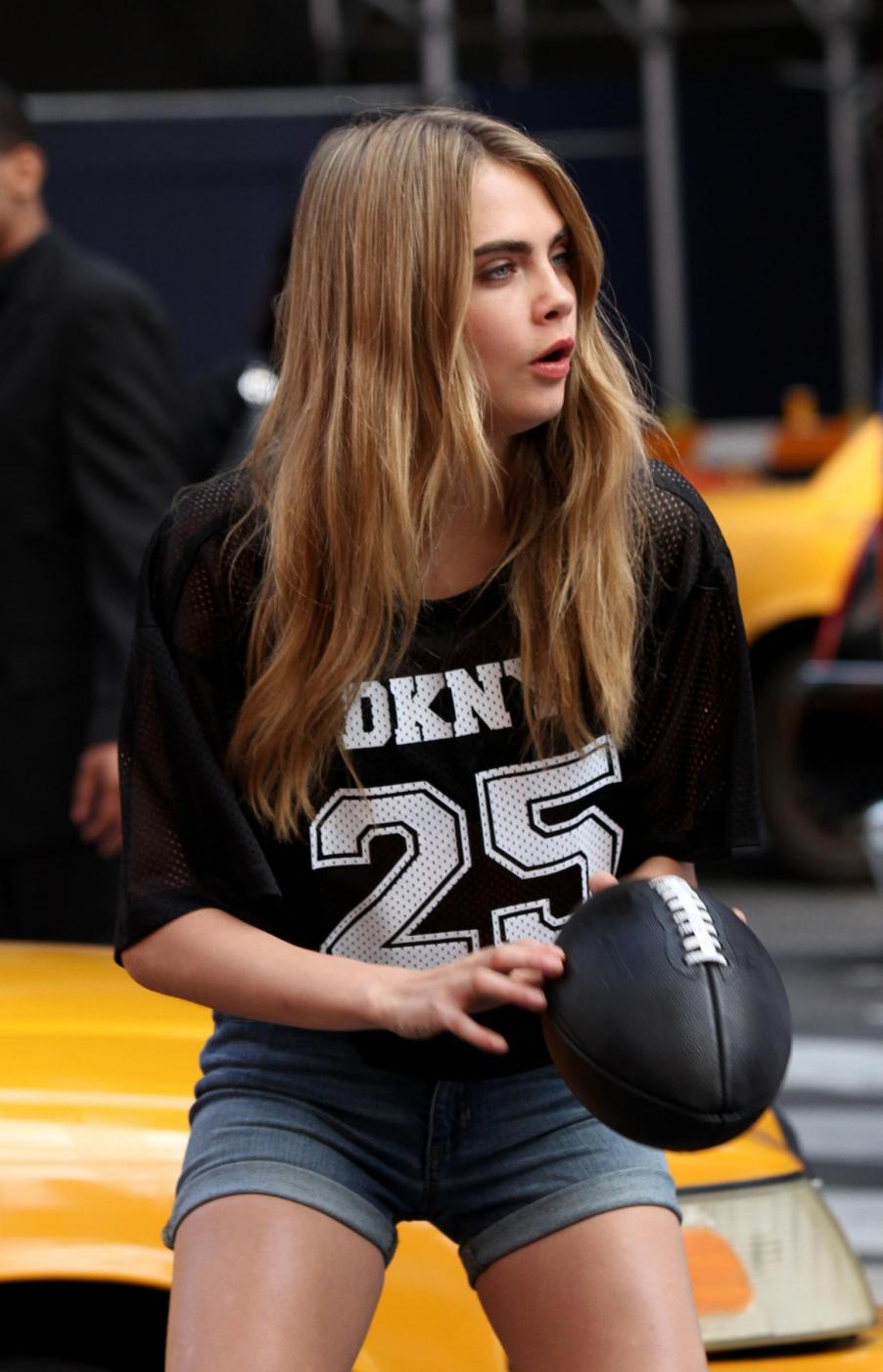 Cara Delevigne giocatrice di football nello shooting fotografico per DKNY 04