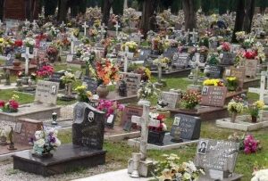 Napoli: fanno l'amore al cimitero davanti al loculo del marito